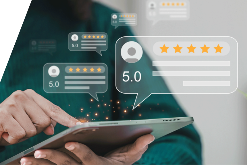 Ein Mann, der auf ein Tablet tippt. Über dem Tablet tauchen Google-Bewertungen auf.
